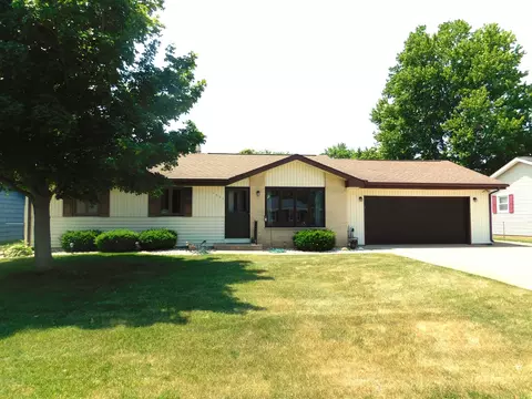 1527 Clover Ln, Janesville, WI 53545