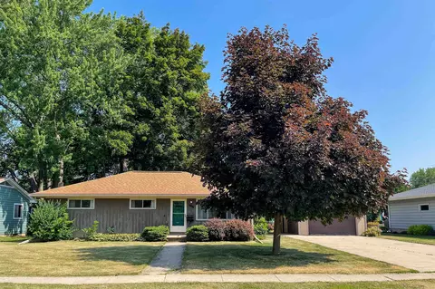 1008 W Burnett St, Beaver Dam, WI 53916