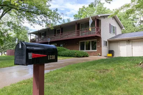 1230 Sunset Dr, Platteville, WI 53818