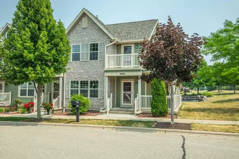 1233 N Pine St, Sun Prairie, WI 53590