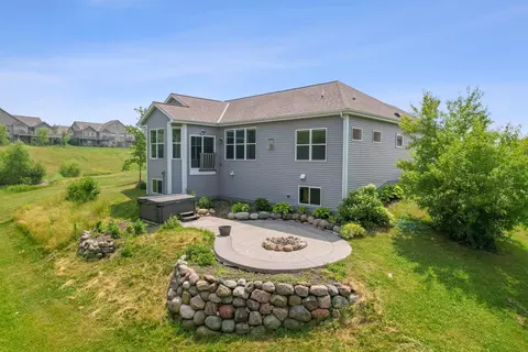 1141 Pine Ridge Ct, Oconomowoc, WI 53066
