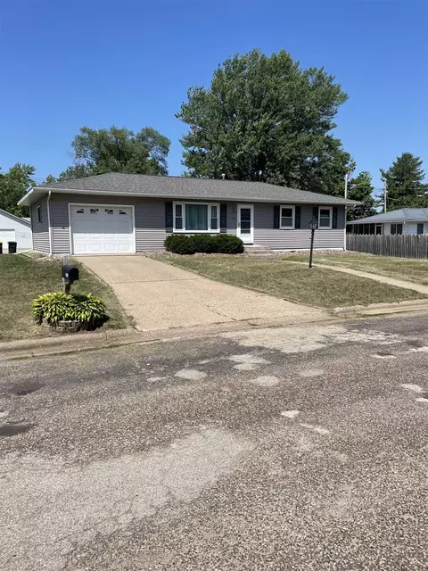 1015 S 13th St, Prairie Du Chien, WI 53821