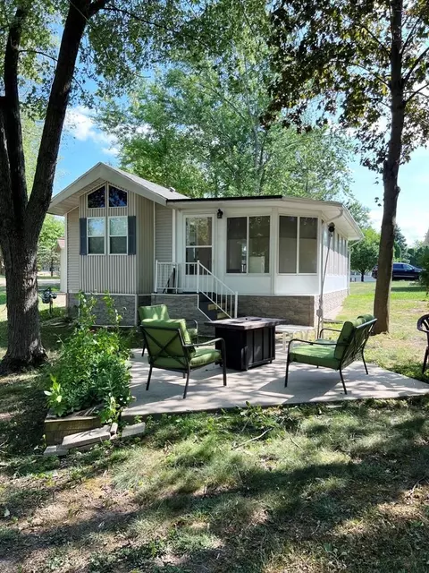 374 Lakeview Cir, Edgerton, WI 53534