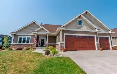 1004 Golden Ln, Waunakee, WI 53597
