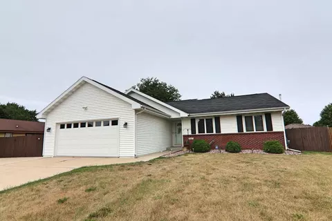 611 N Wuthering Hills Dr, Janesville, WI 53546