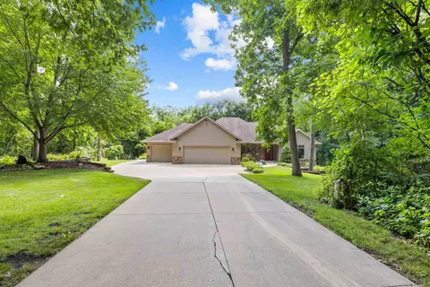 5818 N Glenmoor Ln, Janesville, WI 53545
