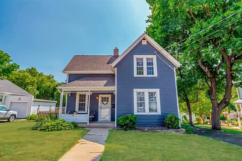105 S 8th St, Mount Horeb, WI 53572