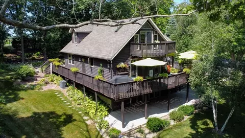 85 Blackhawk Dr, Edgerton, WI 53534