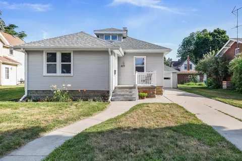 227 9th St, Baraboo, WI 53913
