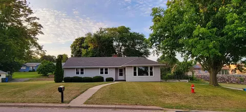 621 13th St, Baraboo, WI 53913