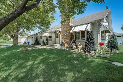300 Pleasant Dr, Waunakee, WI 53597