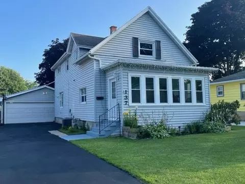 137 E Burnett St, Beaver Dam, WI 53916