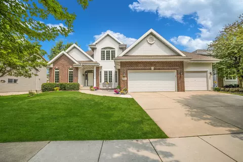 607 Pleasant Valley Pkwy, Waunakee, WI 53597