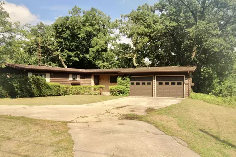 2233 S Pow Wow Trl, Beloit, WI 53511