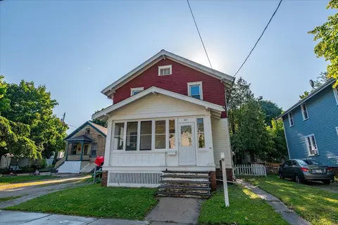 207 S 9th St, Watertown, WI 53094