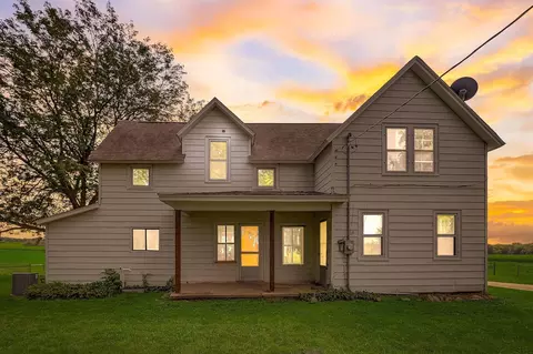 17 E Medina Rd, Marshall, WI 53559
