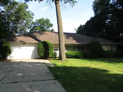 818 Lake Shore Dr, Beaver Dam, WI 53916