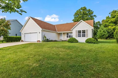 220 Acadia Ave, Hartford, WI 53027