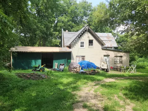 21990 Ferrell Rd, Mineral Point, WI 53565