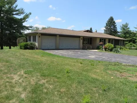 3819 N Spring Hill Dr, Janesville, WI 53545