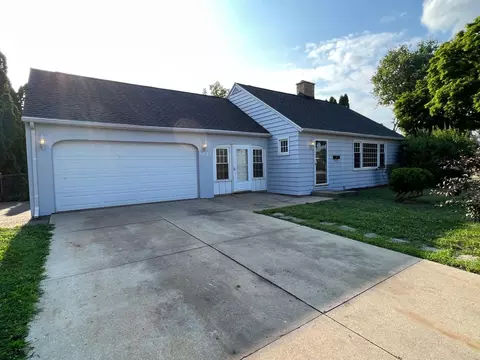 1433 Greenwich Ln, Janesville, WI 53545