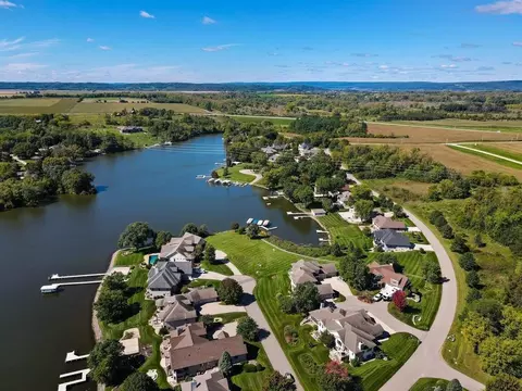 Unit 17 Water's Edge Court, Prairie Du Sac, WI 53578