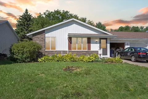 1003 N Wuthering Hills Dr, Janesville, WI 53546