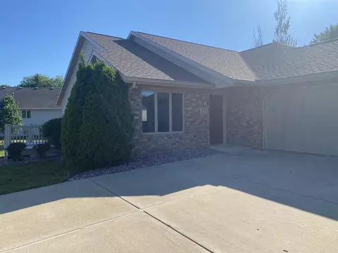 735 8th St, Prairie Du Sac, WI 53578