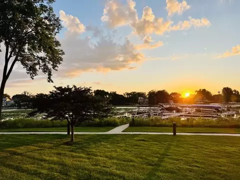 5379 Mariners Cove Dr #504, Madison, WI 53704