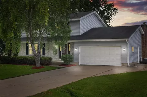 6711 Prairie View Dr, Sun Prairie, WI 53590