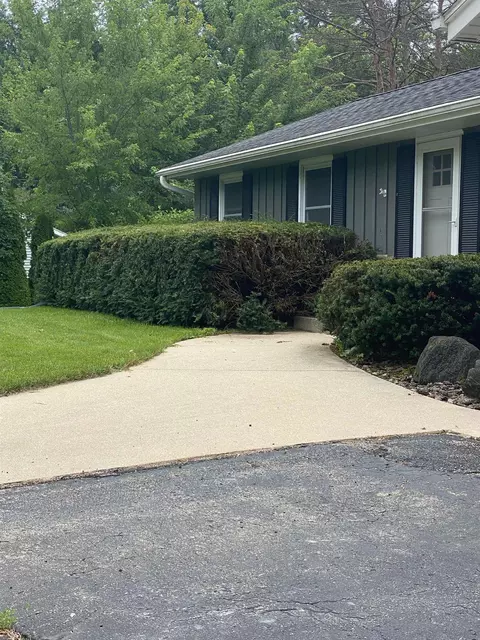825 Cardinal Dr, Jackson, WI 53012