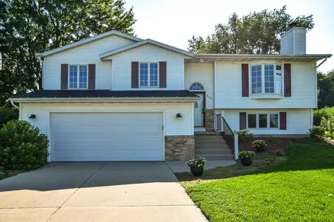 805 N Division St, Waunakee, WI 53597