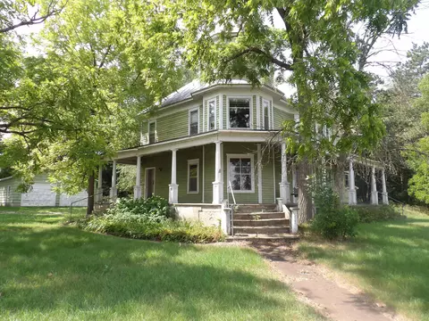 303 S Main St, Montello, WI 53949