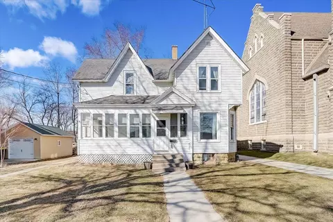 571 5th St, Prairie Du Sac, WI 53578