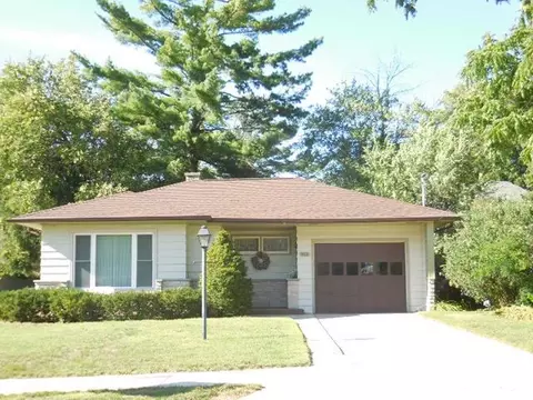 502 W Burnett St, Beaver Dam, WI 53916