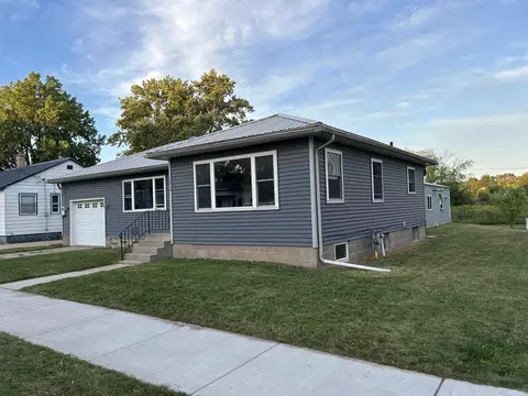 1016 Academy St, Elroy, WI 53929