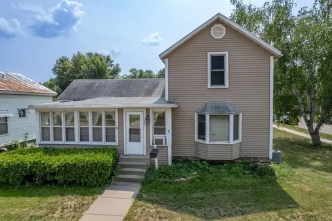 421 8th Ave, Baraboo, WI 53913