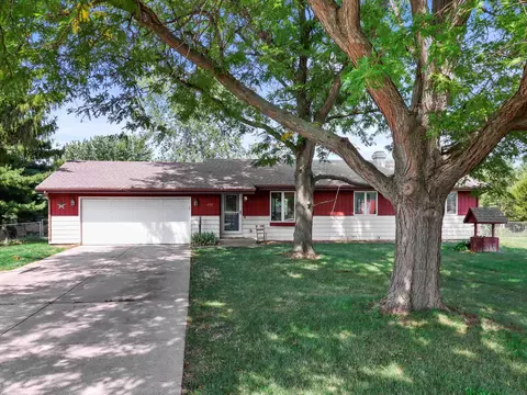 4710 W Greenfield Rd, Janesville, WI 53548
