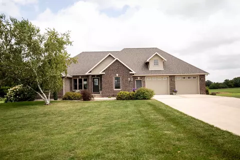 12240 Tama Run Ln, Darlington, WI 53530
