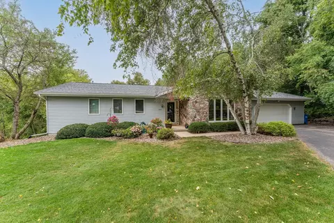 860 Iroquois Cir, Baraboo, WI 53913