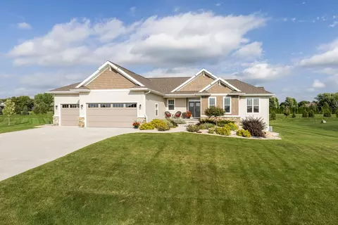 6652 Lochside Ln, Sun Prairie, WI 53590