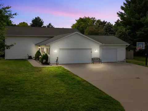 104 Wildwood Dr, Columbus, WI 53925