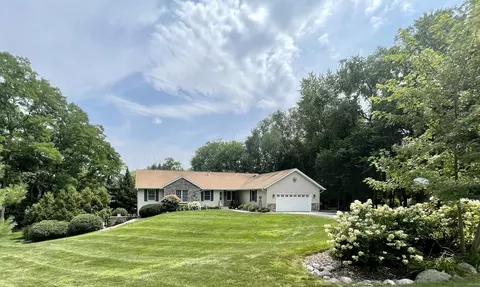 6262 N Lochwood Dr, Janesville, WI 53545