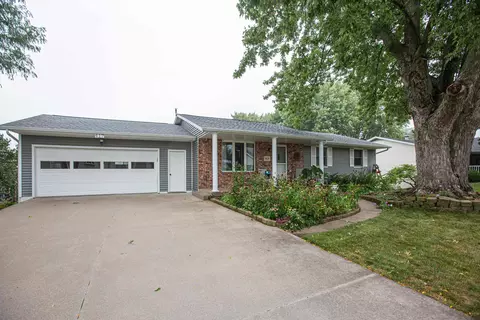 417 W Clemens St, Cuba City, WI 53807