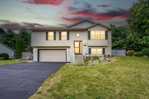 1438 Bea Ann Dr, Dodgeville, WI 53533