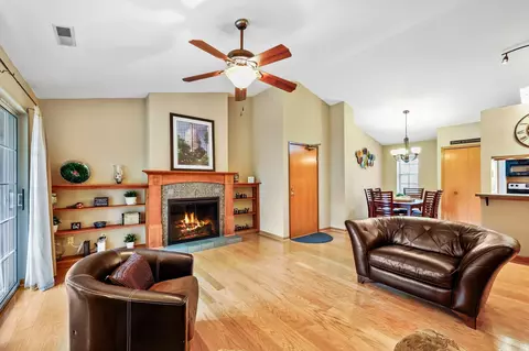 891 Park St #201, Oregon, WI 53575