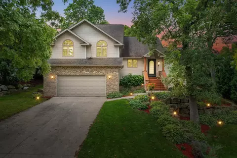 112 Oak Tree Dr, Mount Horeb, WI 53572