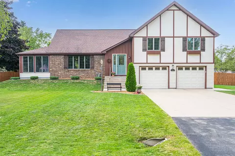 297 Oak Park Dr, Oshkosh, WI 54904