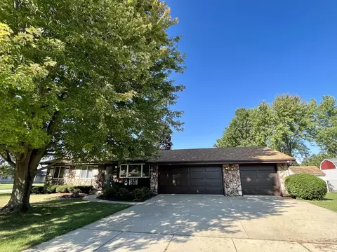 2116 Hermitage Ln, Janesville, WI 53546