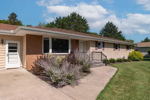 819 Meadow Ln, Wisconsin Dells, WI 53965